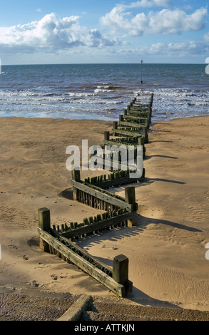 Pennelli sulla spiaggia Hunstanton nord ovest Inghilterra Norfolk Foto Stock