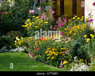 Cono arancio fiori (rudbeckia fulgida), Le calendule (tagetes), phlox (phlox) e le rose (rosa) Foto Stock