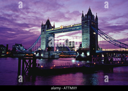 Il Tower Bridge di Londra al tramonto fiume Tamigi riflessioni England Regno unito Gb Foto Stock