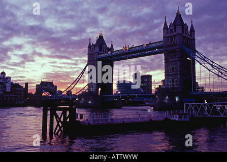 Il Tower Bridge di Londra al tramonto fiume Tamigi riflessioni England Regno unito Gb Foto Stock