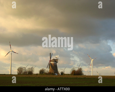 Mulino a vento tradizionale e le moderne turbine eoliche in Germania Foto Stock