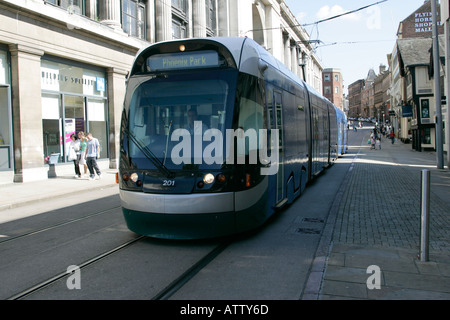 NET Nottingham express tram in transito avvicinando piazza del mercato vecchio Foto Stock