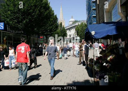 Gli amanti dello shopping a piedi lungo la zona pedonale di Nottingham City Centre nottingham Inghilterra Foto Stock