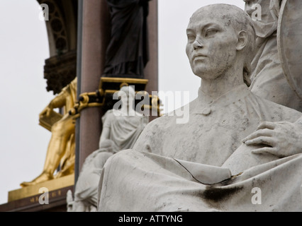 Figura allegorica che rappresenta l'Asia alla base dell'Albert Memorial. Foto Stock