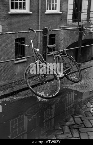 Un vecchio abbandonati in bicicletta in paesi bassi Foto Stock