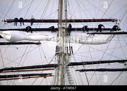 I marinai alle manovre di un tallship Foto Stock