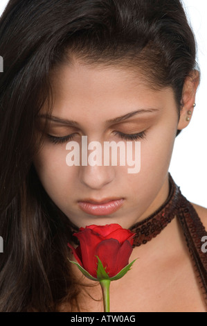 In prossimità di una bella ragazza adolescente odore di rose rosse Foto Stock