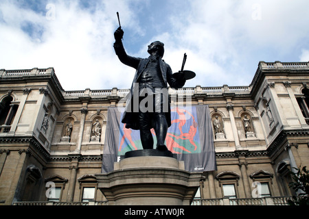 Statua di artista Sir Joshua Reynolds al di fuori del Royal Academy di Londra Foto Stock