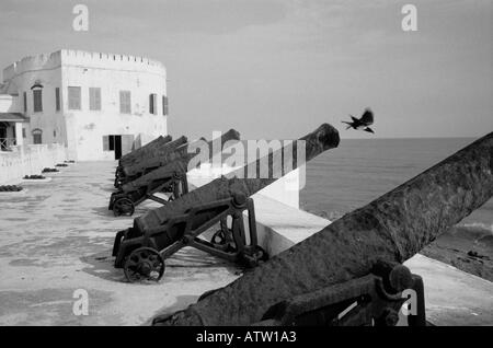 Slave fortezze con il cannone di Cape Coast in Ghana Foto Stock