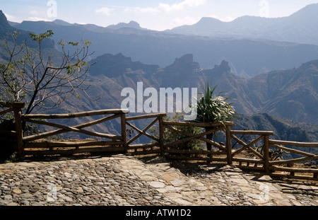 ARTENARA GRAN CANARIA ISOLE CANARIE Febbraio Vista verso la Roque Bentaiga da questo villaggio più alto dell'isola Foto Stock