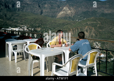 SAN Bartolome de Tirajana GRAN CANARIA ISOLE CANARIE Febbraio Terrace cafe al di sopra di questa graziosa cittadina fondata nel XVI sec. Foto Stock