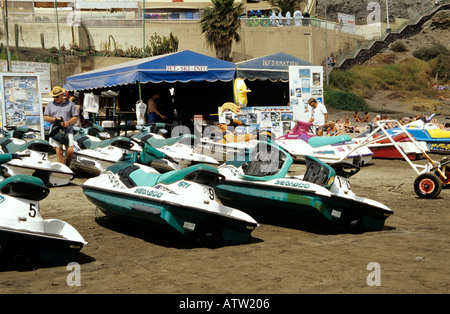 PLAYA DEL INGLES GRAN CANARIA ISOLE CANARIE Febbraio bianca e colorata verde jet sci su questa famosa spiaggia Foto Stock