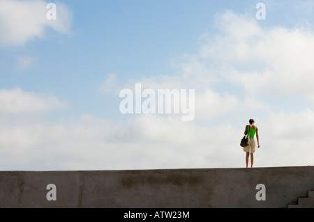 Giovane donna da sola su un molo di Swakopmund Namibia Foto Stock