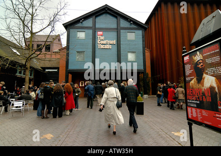 Il Courtyard Theatre a Stratford upon Avon. Gente correre per le prestazioni. Foto Stock