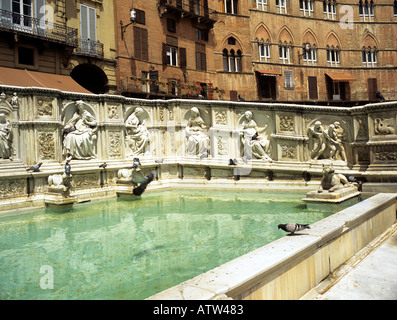 SIENA TOSCANA ITALIA Europa Può Fonte Gaia in Il campo una grande piazza nel centro di questa incantevole città Foto Stock