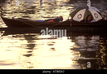 Henley al Thames Music Festival. Coppia che ascolta il festival musicale, non paga i posti. UK Oxfordshire 1990s luglio 1995 HOMER SYKES Foto Stock