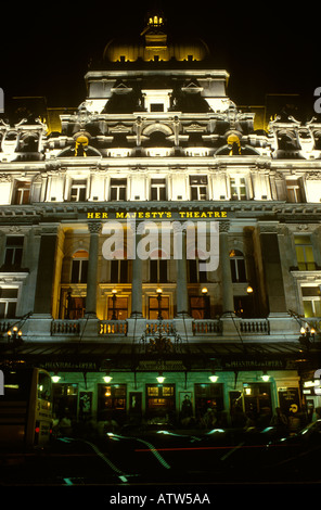 Her Majesty's Theatre Haymarket Londra Inghilterra. Le persone lasciano alla fine delle prestazioni HOMER SYKES Foto Stock