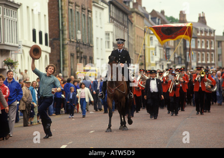 Durham Coal Miners Gala County Durham, Inghilterra. Minatore con pinta di birra balla in strada 1980s 1981 HOMER SYKES Foto Stock