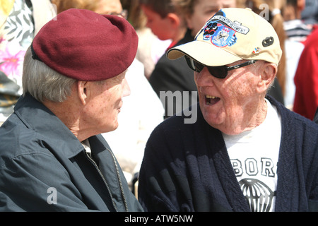 2 WW2 veterani a riabbracciare il sessantesimo anniversario il 6 giugno 2004 reminisce Normandia Francia d-giorno anniversario Foto Stock