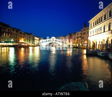 Ponte di Rialto Canale Grande di notte Venezia, Sito Patrimonio Mondiale dell'UNESCO, l'Italia, l'Europa. Foto di Willy Matheisl Foto Stock