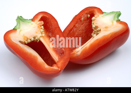 La metà di un pepe rosso / Rote Paprika halbiert Foto Stock