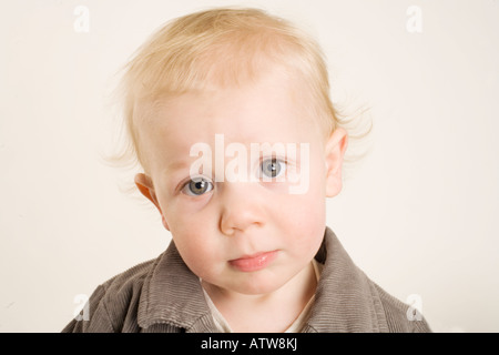 Un bambino fa un viso in studio Foto Stock