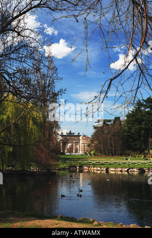 Parco Sempione con Arco della Pace Arco della Pace nella distanza Milano Italia Foto Stock