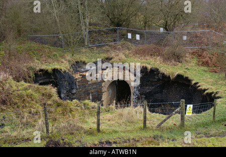 Pozzo crollato sulla terra dello sviluppo presso Hotel Gerrig Merthyr Tydfil South Wales UK Foto Stock