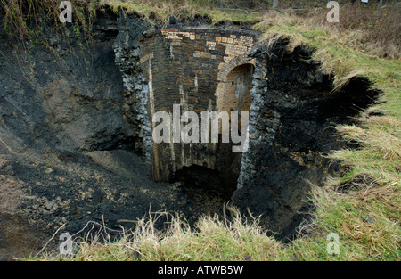 Pozzo crollato sulla terra dello sviluppo presso Hotel Gerrig Merthyr Tydfil South Wales UK Foto Stock
