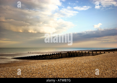 Spiaggia di eastbourne guardando verso Ovest Foto Stock