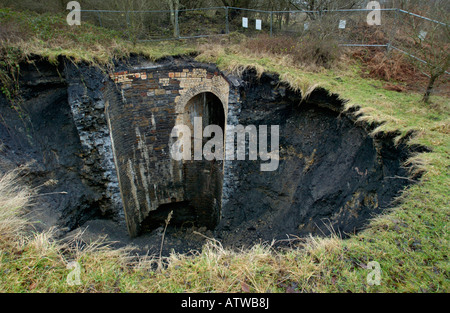 Pozzo crollato sulla terra dello sviluppo presso Hotel Gerrig Merthyr Tydfil South Wales UK Foto Stock
