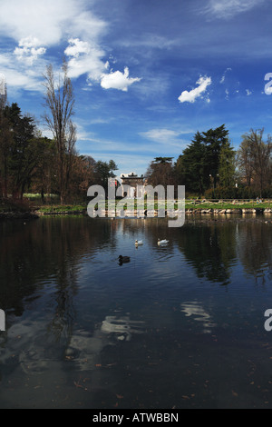 Parco Sempione con Arco della Pace Arco della Pace nella distanza Milano Italia Foto Stock