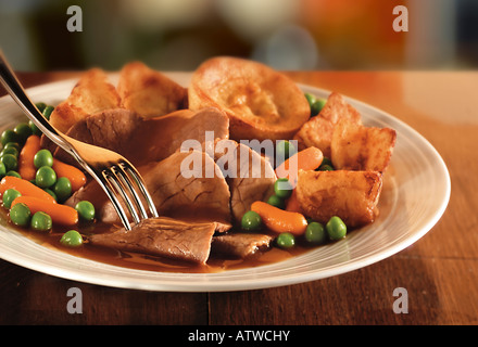 Tradizionale arrosto di manzo cena con patate arrosto e Yorkshire pudding Foto Stock