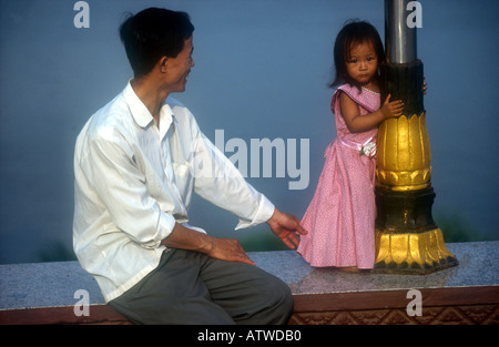 Gita di famiglia Phnom Penh Cambogia PH DAN WHITE Foto Stock