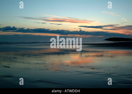 Tramonto sulla spiaggia Llangennith con una riflessione vetroso 2 Foto Stock