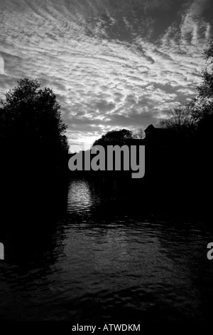 Una immagine in bianco e nero di un tramonto su un canale ad Amsterdam, Paesi Bassi. Foto Stock