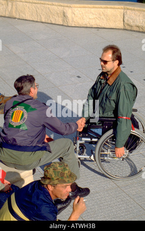 Sedia a rotelle Legless veterano età 55 stringono le mani in Minnesota e il Vietnam Memorial Wall. St Paul Minnesota USA Foto Stock