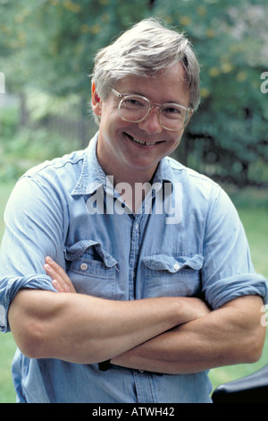 Uomo età 50 premurosamente sorridente con le braccia incrociate. St Paul Minnesota USA Foto Stock