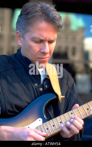 Musicista età 35 con tutto il cuore a suonare la chitarra con emozione. Scambio di beneficenza Youth Festival Minneapolis Minnesota USA Foto Stock