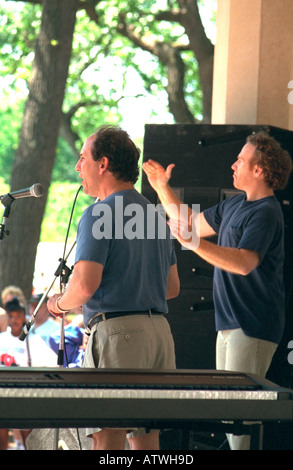Il senatore Paul Wellstone e firmatario età 25 parlando all AIDS a piedi cerimonia. St Paul Minnesota USA Foto Stock