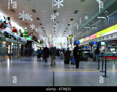 Christmas Travelers Dublin Airport Irlanda Foto Stock