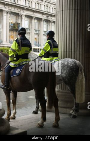 Poliziotti montati Foto Stock