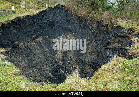 Pozzo crollato sulla terra dello sviluppo presso Hotel Gerrig Merthyr Tydfil South Wales UK Foto Stock