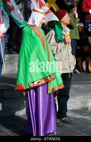 Donna vestita come Princess St Davids Day parade assembly senedd edificio per la baia di Cardiff Cardiff South wales uk Foto Stock