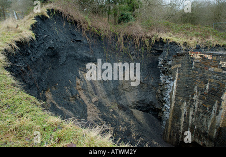Pozzo crollato sulla terra dello sviluppo presso Hotel Gerrig Merthyr Tydfil South Wales UK Foto Stock