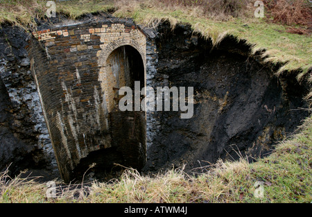 Pozzo crollato sulla terra dello sviluppo presso Hotel Gerrig Merthyr Tydfil South Wales UK Foto Stock