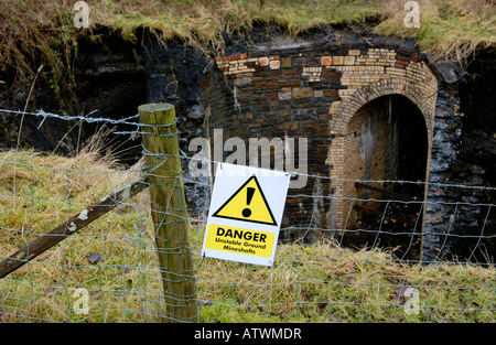 Pericolo tenere fuori segno a pozzo crollato sulla terra dello sviluppo presso Hotel Gerrig Merthyr Tydfil South Wales UK Foto Stock