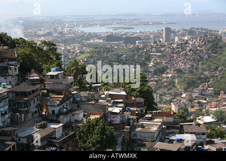 Scenic vista vista della favela bidonville case sulla collina sopra Rio de Janeiro cityscape, Brasile, Sud America Foto Stock