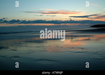 Tramonto sulla spiaggia Llangennith con una riflessione vetroso 1 Foto Stock