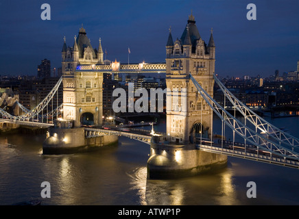 La sera e la notte sopraelevata si può fotografare il Tower Bridge, che attraversa il Tamigi tra Southwark e la City of London, Regno Unito. Foto Stock